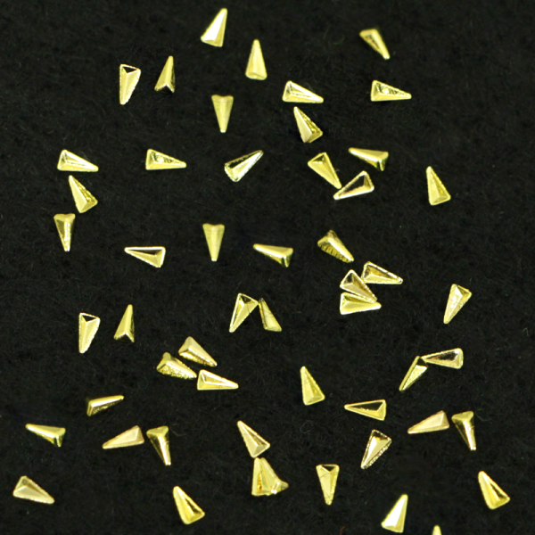 Nail Art Kit 16 – Skinny Triangle Studs Gold